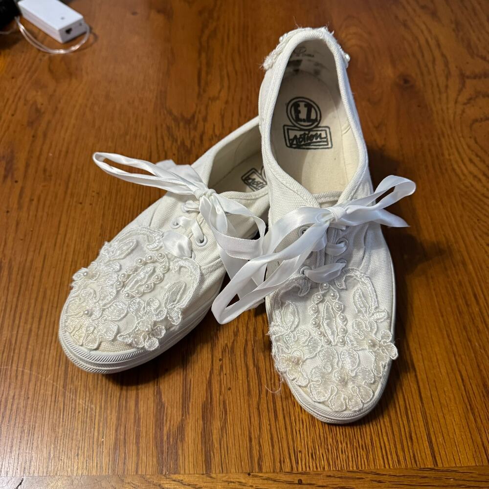 Vintage E.Z. Action White Bridal Shoes Trainers Satiny Ribbon Lace Up Size 7